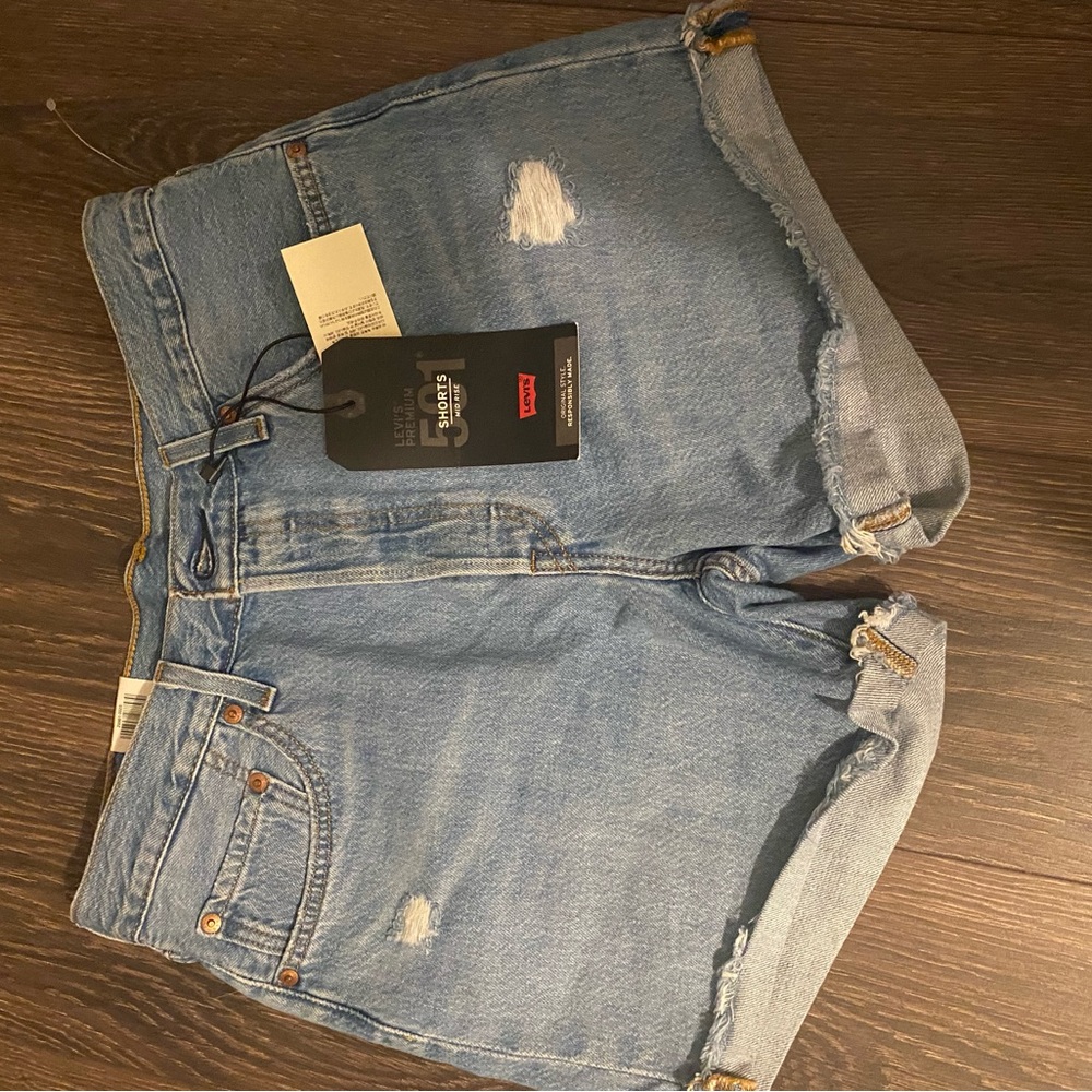 Women’s distressed Levi shorts - Picture 2 of 2